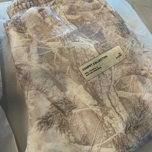 Camouflage Joggers and sweatshirt with Earthy Tones